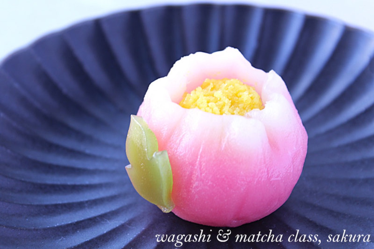 教室で作られた練り切り。花をかたどった一品と、点てたばかりの抹茶