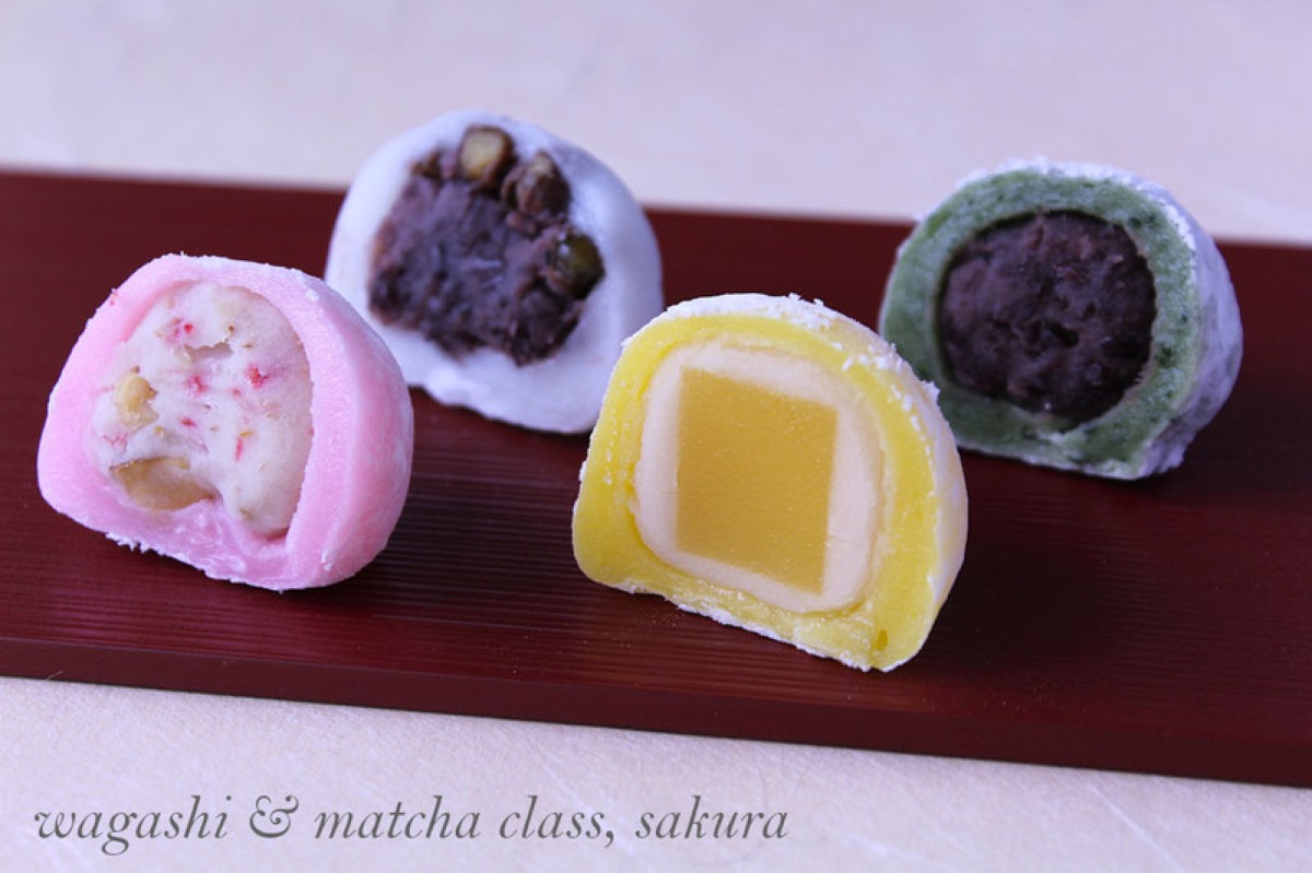 練り切りの断面。桜色・小豆色・黄・抹茶色、それぞれ違う餡が包まれている